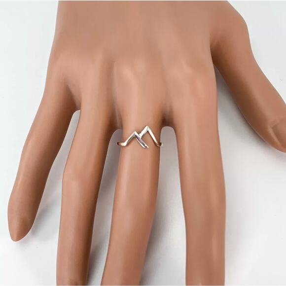 Beautiful solid 925 Sterling Silver mountain top dainty design ring - Picture 6 of 6